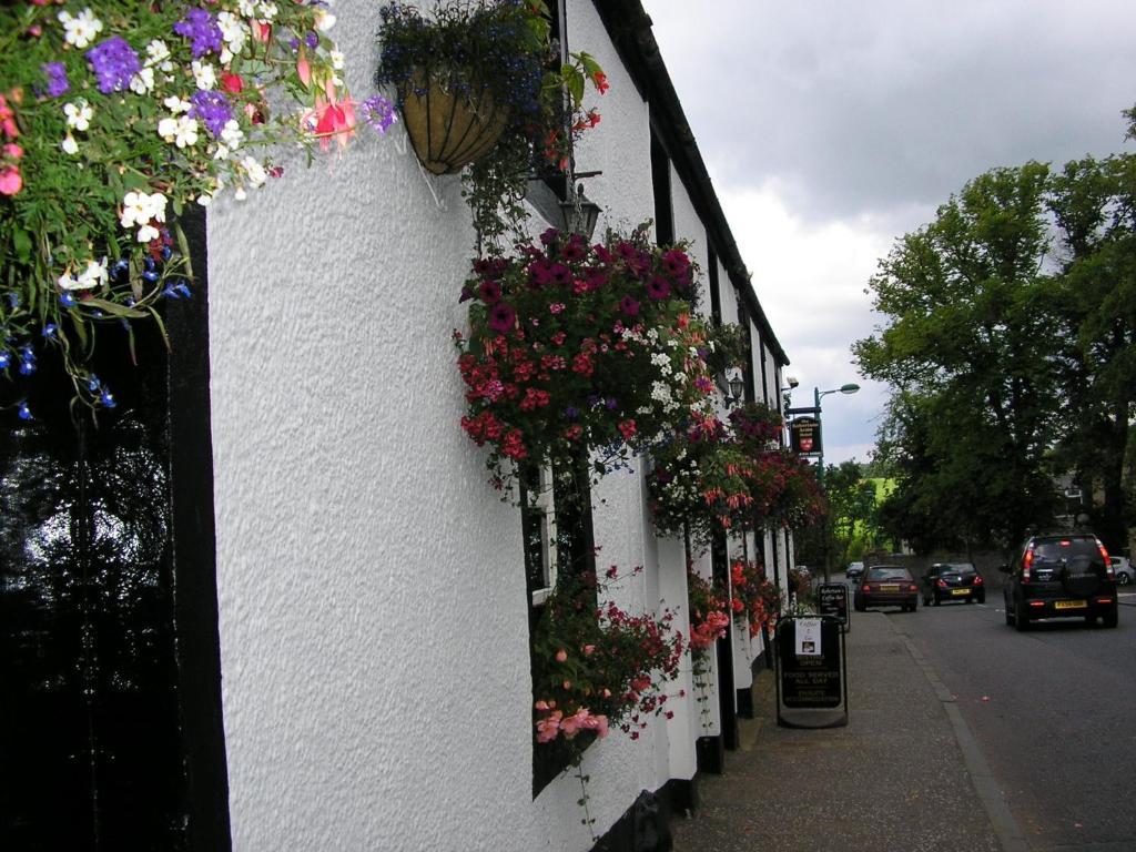 The Robertson Arms Hotel Carnwath Exterior photo