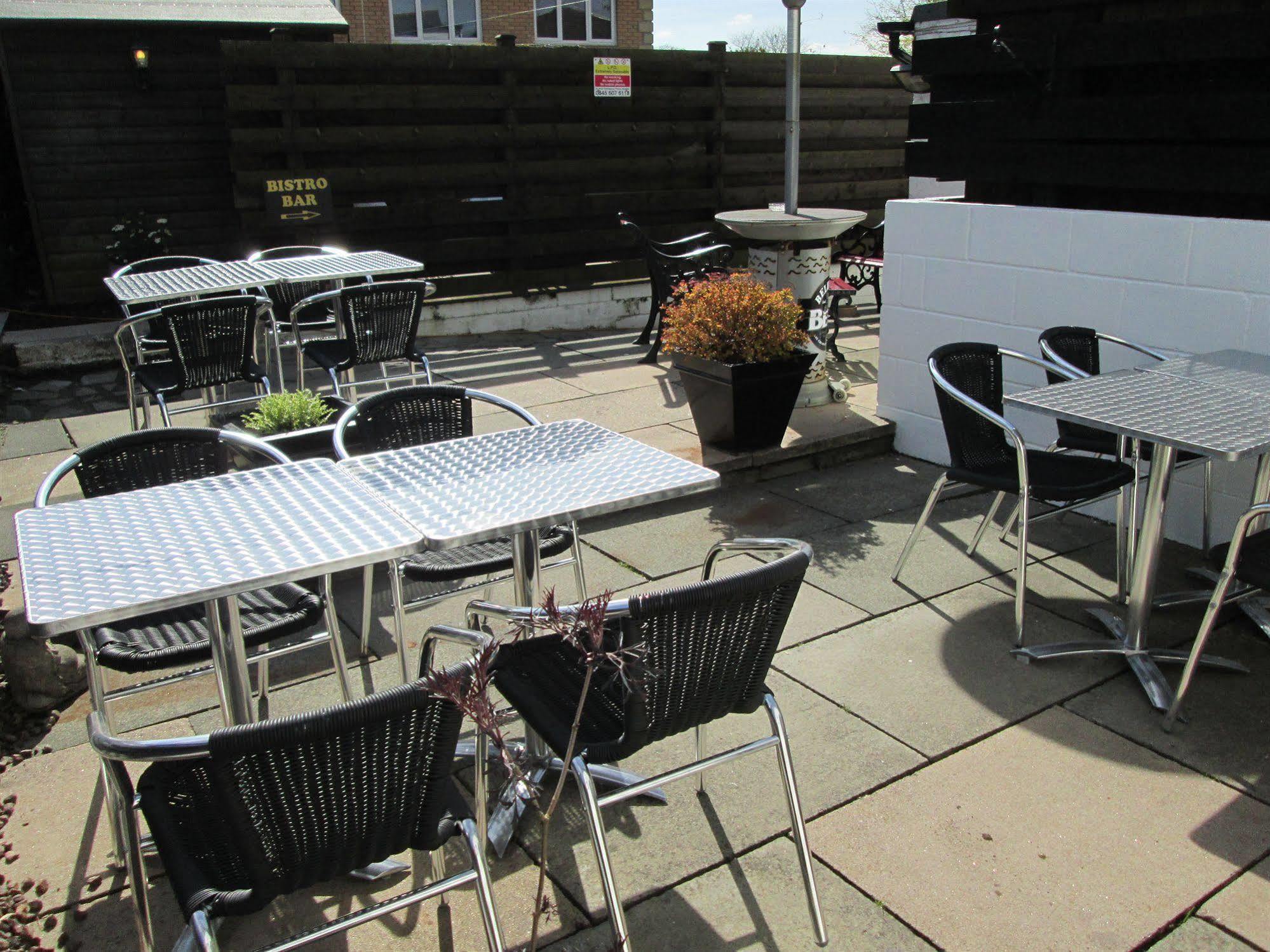 The Robertson Arms Hotel Carnwath Exterior photo